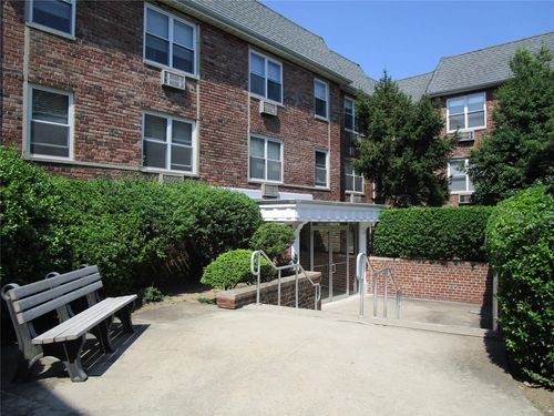 apt-225-20 Daley Pl, Lynbrook, NY, 11563-2206 | Card Image