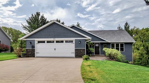 695 Autumn Dr, Altoona, WI, 54720-2247 | Card Image