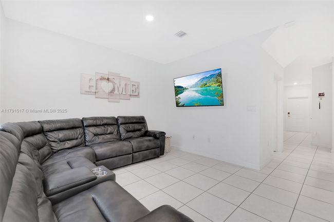 2679 Se 13 Th Ct, Townhouse with 3 bedrooms, 3 bathrooms and null parking in Homestead FL | Image 8