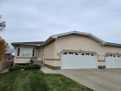 3045 Fairway St S, Home with 2 bedrooms, 3 bathrooms and 4 parking in Lethbridge AB | Image 2