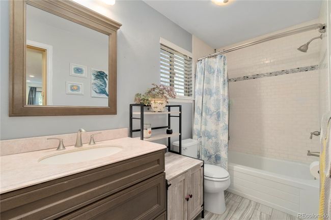 Main floor full bath | Image 15