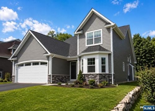 11 Bluffs Ct, Hamburg, NJ, 07419-1525 | Card Image