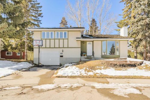 5407 Ladbrooke Drive Sw, Home with 3 bedrooms, 1 bathrooms and 6 parking in Calgary AB | Card Image
