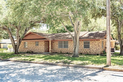 1220 N Avenue I, Shiner, TX, 77984-5232 | Card Image