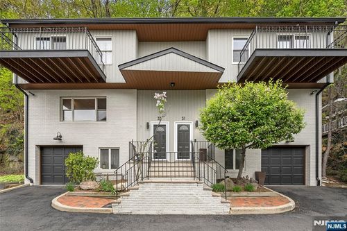 31 Hooks Ln, Edgewater, NJ, 07020-1507 | Card Image