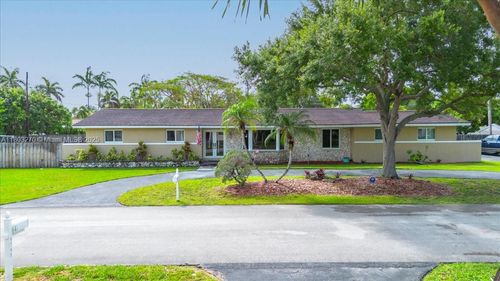 9750 Sw 143rd Dr, Miami, FL, 33176-6749 | Card Image