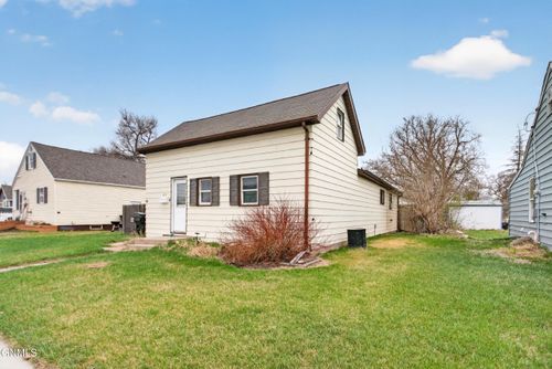 815 4th Ave W, Williston, ND, 58801-5136 | Card Image