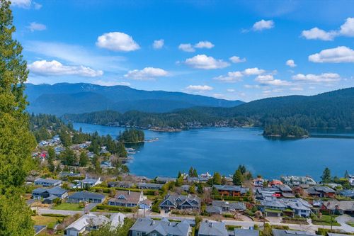 873 Baycrest Dr, North Vancouver, BC, V7G1N7 | Card Image