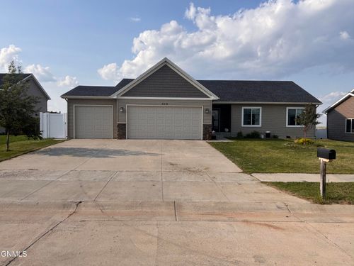 310 27th Ave Ne, Watford City, ND, 58854-7154 | Card Image