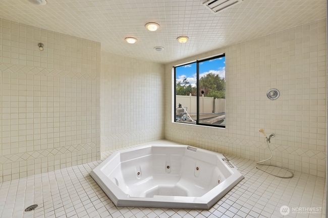 8840 Ne 24 Th St, House other with 5 bedrooms, 4 bathrooms and 3 parking in Clyde Hill WA | Image 35
