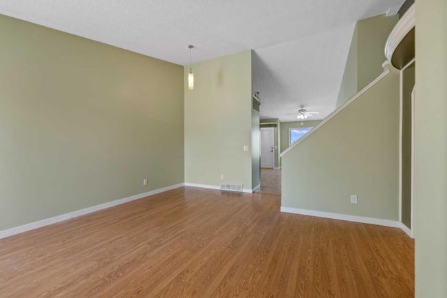 139 Appleglen Park Se, Home with 3 bedrooms, 2 bathrooms and 4 parking in Calgary AB | Image 8