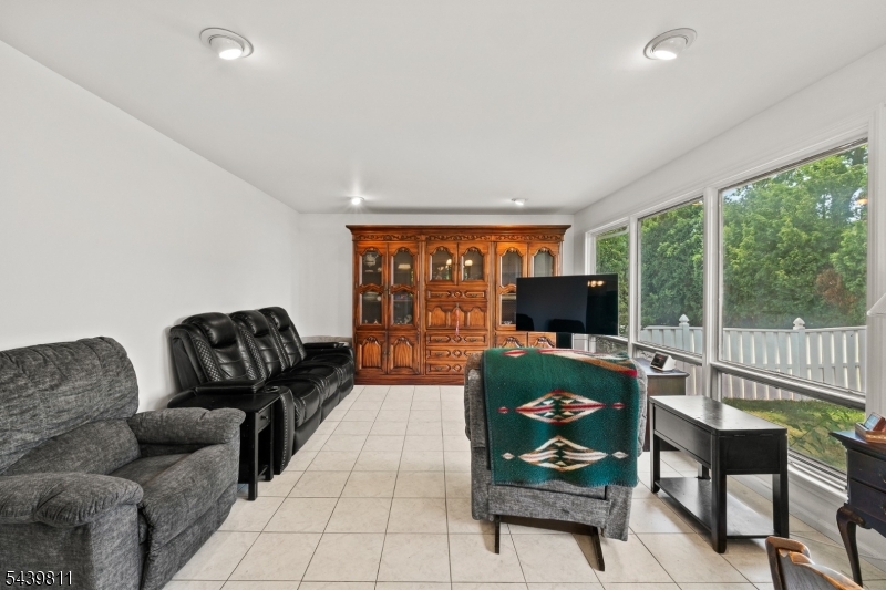 Residential in Kenilworth Boro 5