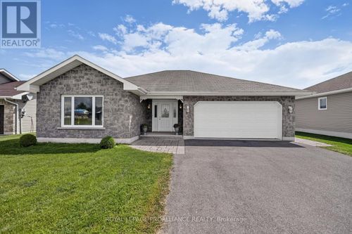 10726 West End Terrace E, South Dundas, ON, K0E1K0 | Card Image