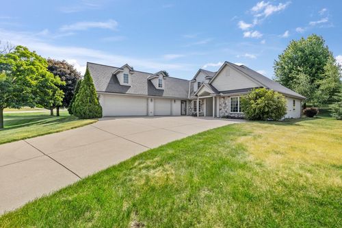 207 Hunters Crossing N, Slinger, WI, 53086 | Card Image