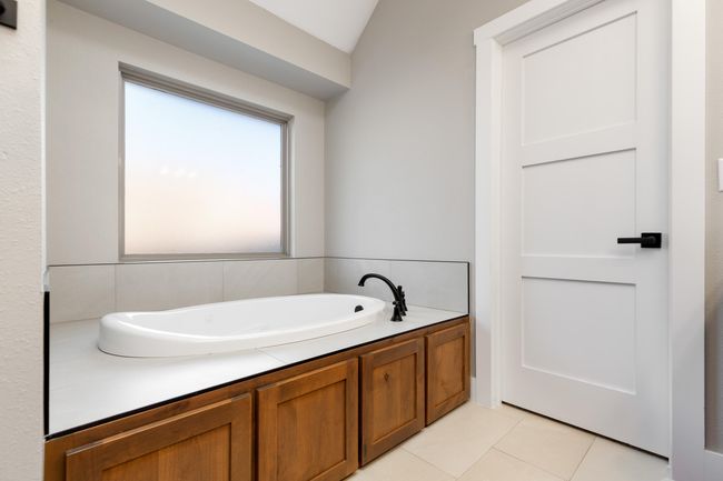Primary bathtub | Image 14