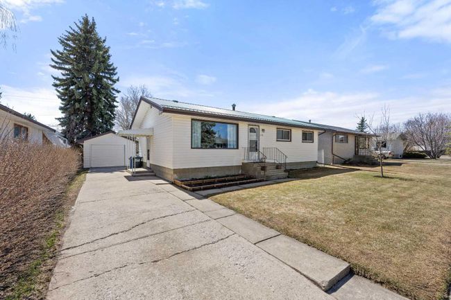 2143 18 Avenue, Home with 3 bedrooms, 1 bathrooms and 4 parking in Didsbury AB | Image 2