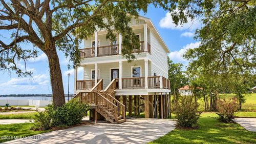 759 Bay Breeze Dr, Biloxi, MS, 39532-5500 | Card Image