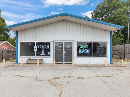 413 E Wise St, Bowie, TX, 76230-5118 | Card Image