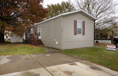 40010 N Cornwall Circle, Home with 3 bedrooms, 2 bathrooms and null parking in Sterling Heights MI | Image 1