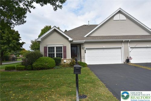 40 Glenmoor Cir N, Palmer Twp, PA, 18045-2177 | Card Image