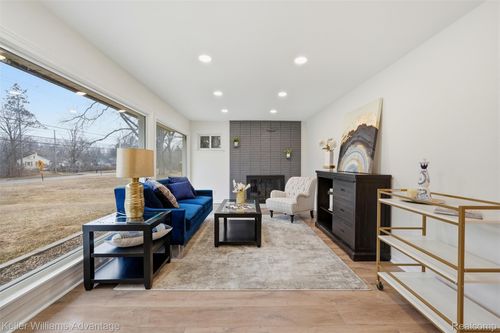 28750 W 9 Mile Rd, Farmington Hills, MI, 48336-4908 | Card Image