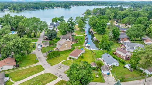 8320 Lagoon St, Commerce Twp, MI, 48382-4752 | Card Image