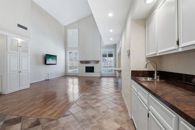 High ceilings add to the spacious feel | Image 7