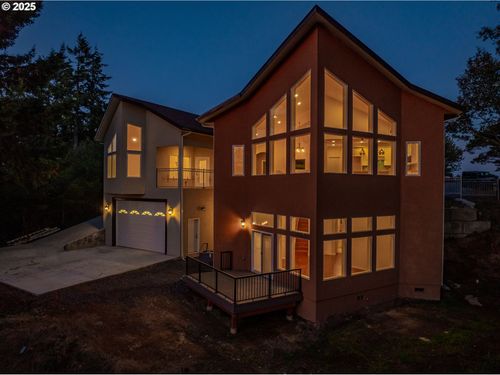 2495 Chester St, North Bend, OR, 97459-3215 | Card Image