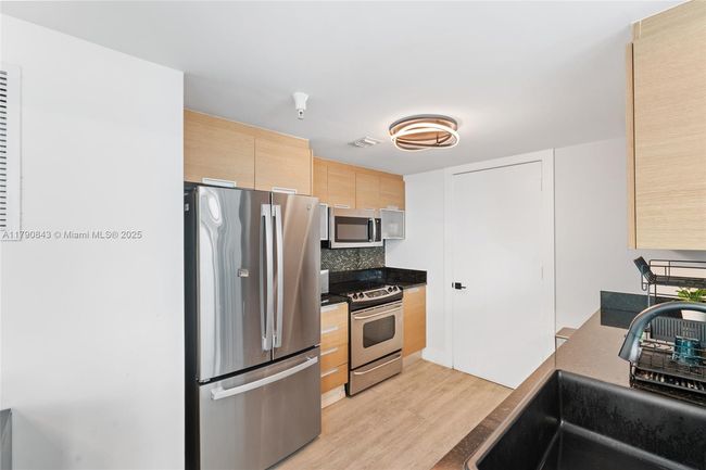 APT-1404 - 1881 79 Th Street Cswy, Condo with 2 bedrooms, 2 bathrooms and null parking in North Bay Village FL | Image 8