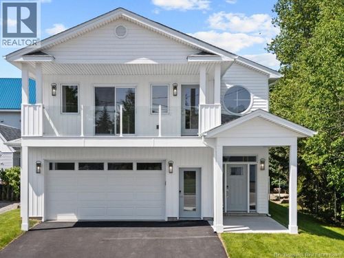 133 Pleasant St, House with 3 bedrooms, 3 bathrooms and null parking in Shediac NB | Card Image