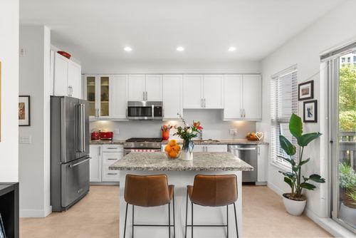 3-307 E 15th St, North Vancouver, BC, V7L2R6 | Card Image