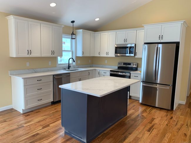 Kitchen w/island | Image 5
