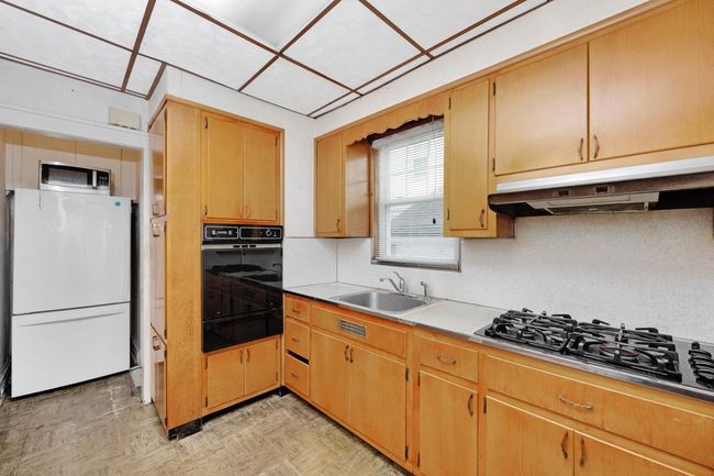88 79 Th Ave, House other with 3 bedrooms, 2 bathrooms and 1 parking in Glendale NY | Image 12