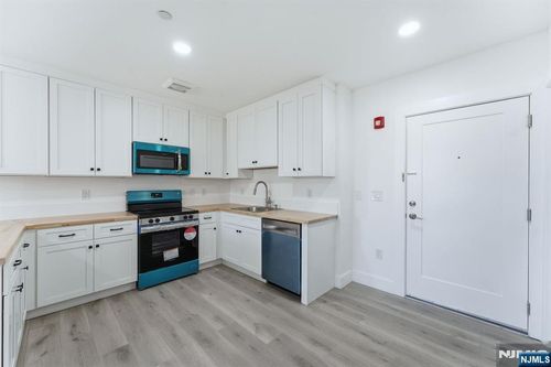 b409-95 Shepherds Ln, Totowa, NJ, 07512-2130 | Card Image