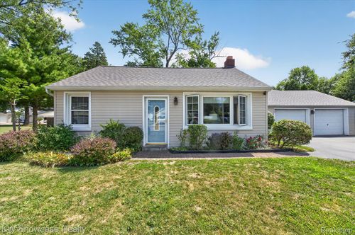 923 Sarena Ave, Waterford, MI, 48327-3252 | Card Image