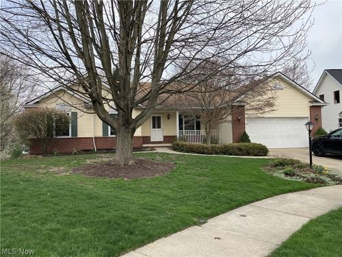 7580 Dover Ln, Parma, OH, 44130-7666 | Card Image