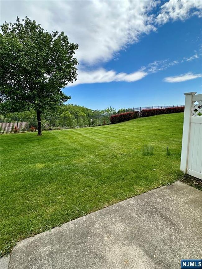35 Magnolia Way, House attached with 3 bedrooms, 3 bathrooms and null parking in North Haledon NJ | Image 35