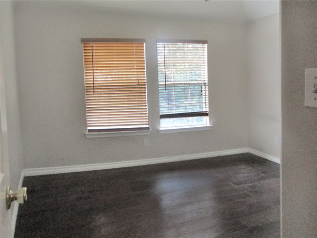 Empty room with a wealth of natural light | Image 6
