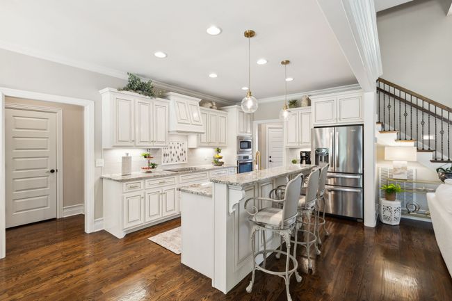 All appliances and hand painted barstools remain! | Image 19