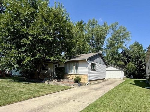 9N564 Flora Dr, Elgin, IL, 60123-5518 | Card Image
