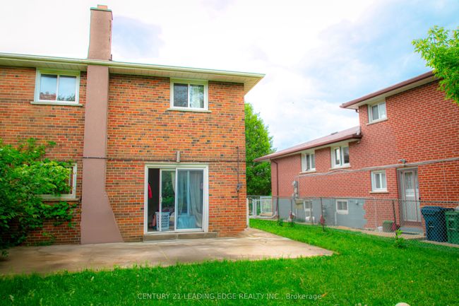 7 Futura Dr, House attached with 6 bedrooms, 2 bathrooms and 4 parking in North York ON | Image 4