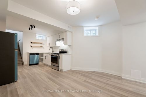 1-82 Marchmount Rd, Toronto, ON, M6G2B1 | Card Image