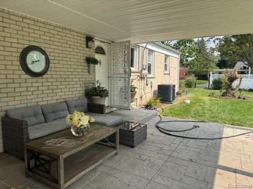 29525 Robert Dr, Livonia, MI, 48150-3040 | Card Image