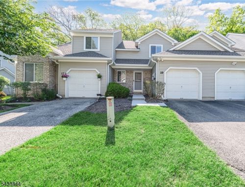 19 Sweetwater Ln, Hamburg, NJ, 07419-2526 | Card Image