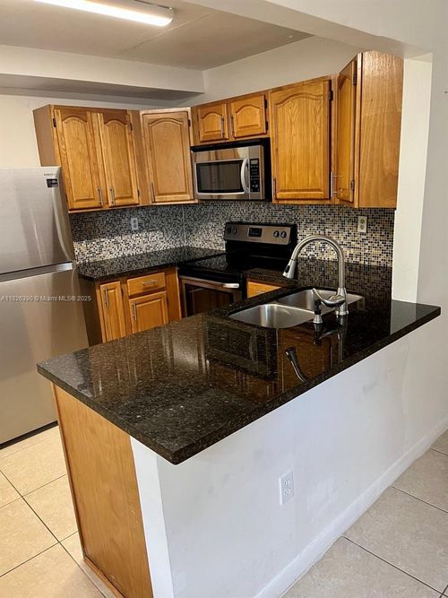apt-201-415 W Park Dr, Miami, FL, 33172-3902 | Card Image