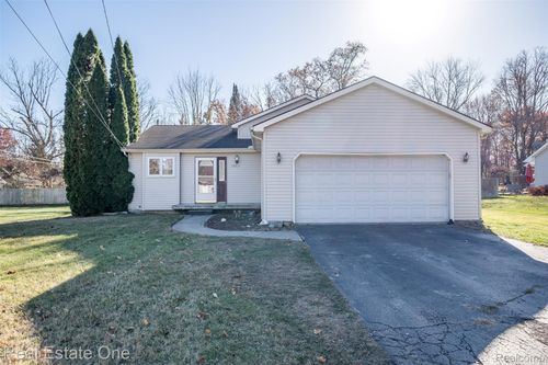 7053 Pershing, Waterford, MI, 48327-3927 | Card Image