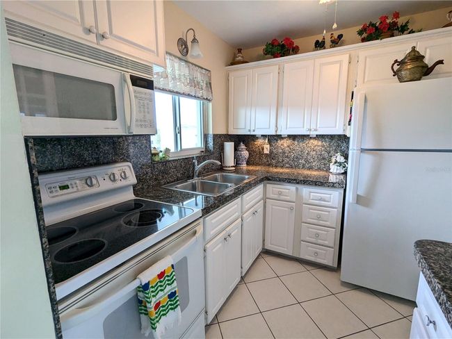 E33 - 1833 Sunny Dr, Condo with 1 bedrooms, 1 bathrooms and null parking in BRADENTON FL | Image 4