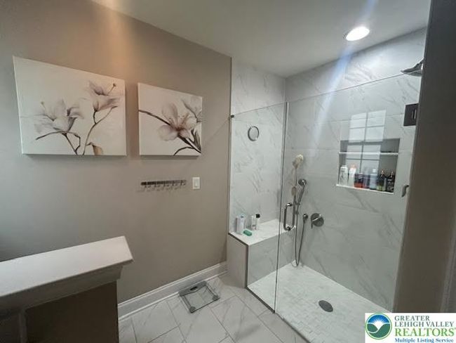 Upgraded shower | Image 22