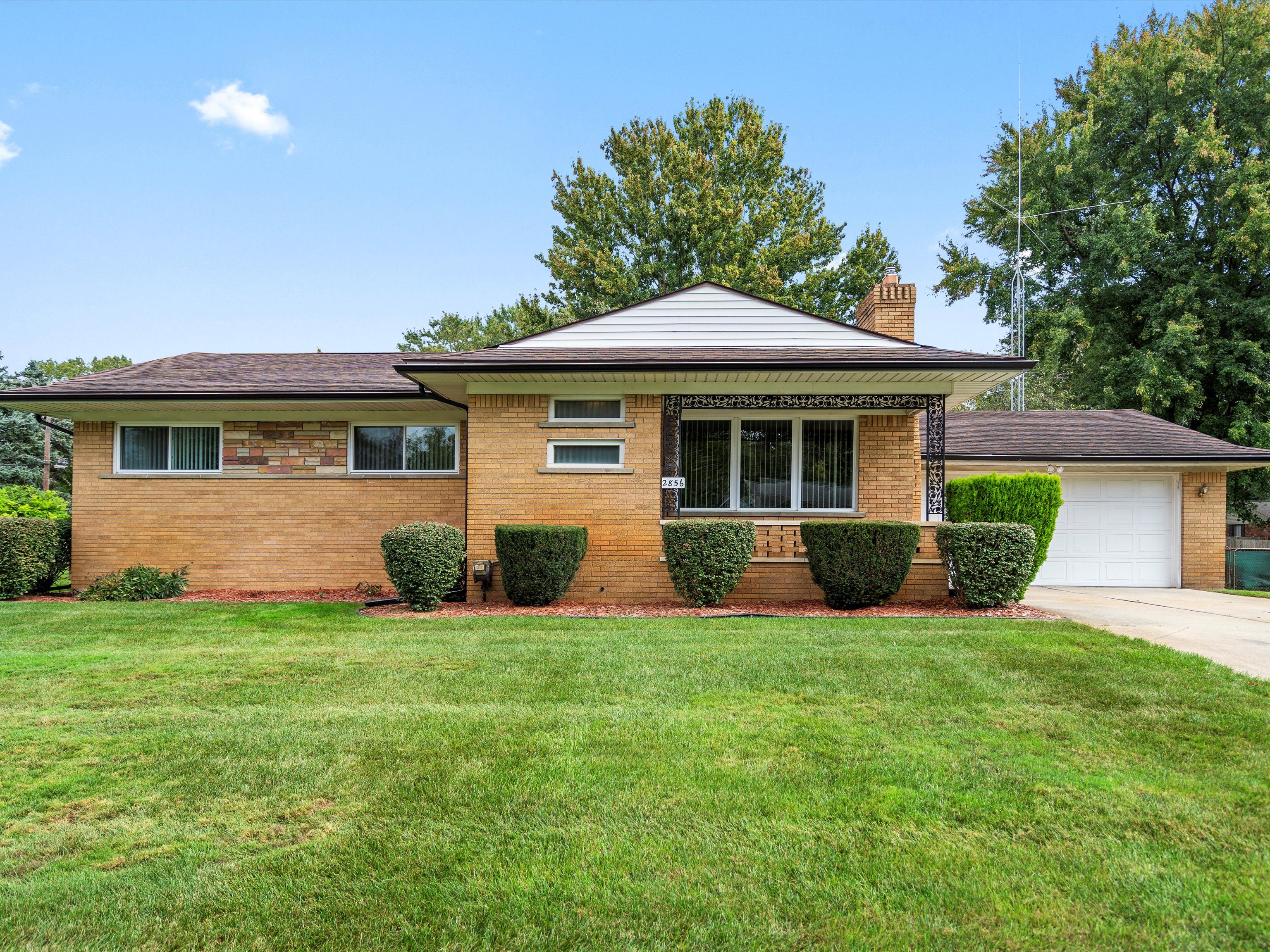 Huntington Park Dr, Waterford, MI 48329