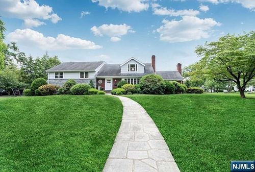 32 Lowell Rd, Glen Rock, NJ, 07452-1215 | Card Image